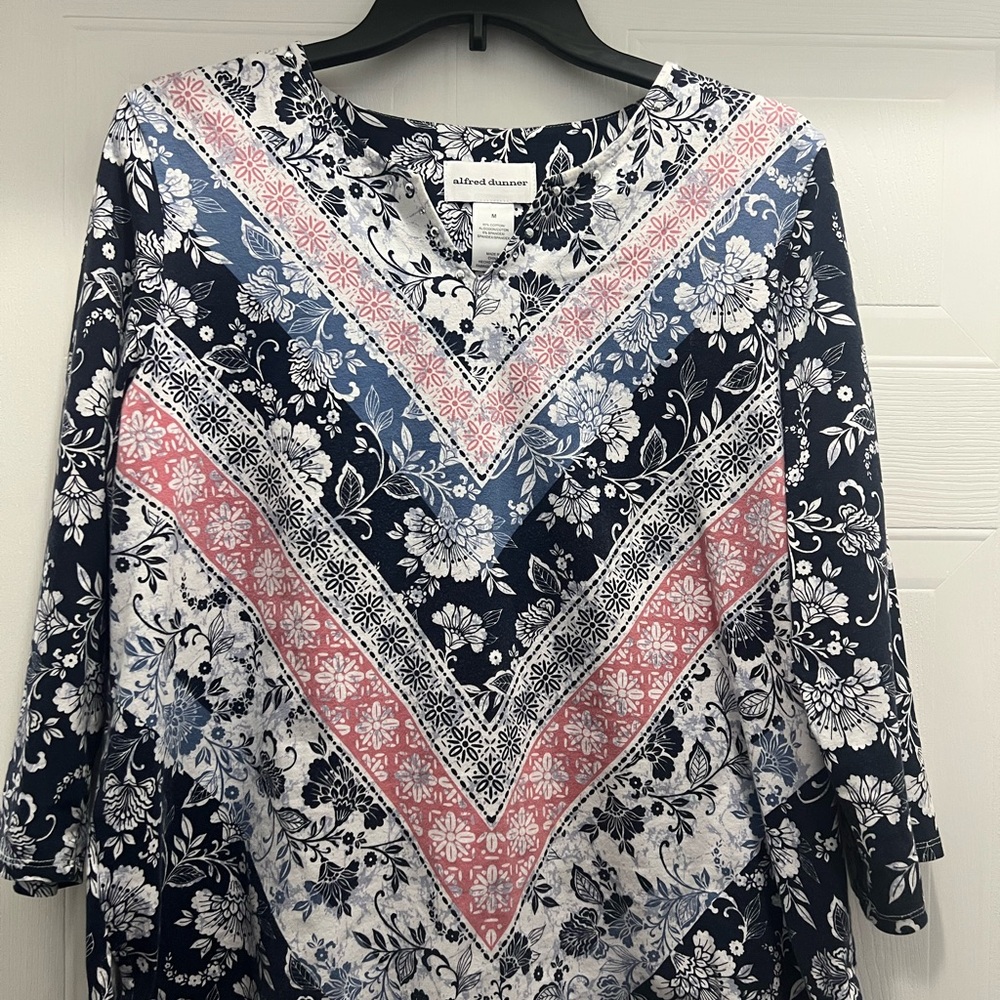 Alfred Dunner Women's Floral Top - Navy, Pink, White Excellent Used Condition